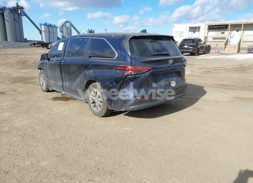 Photo 3 of 2022 Toyota Sienna XLE (VIN 5TDYRKECXNS130556)