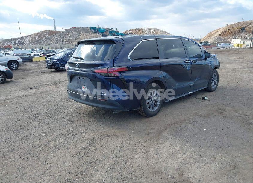 Photo 4 of 2022 Toyota Sienna XLE (VIN 5TDYRKECXNS130556)