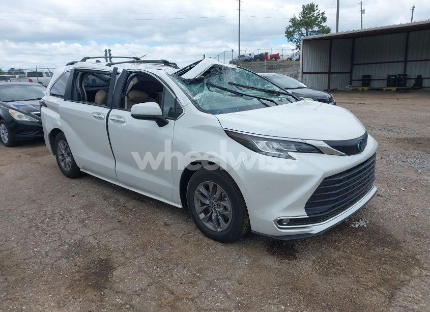 2023 Toyota Sienna XLE (VIN 5TDYRKECXPS153791) main photo