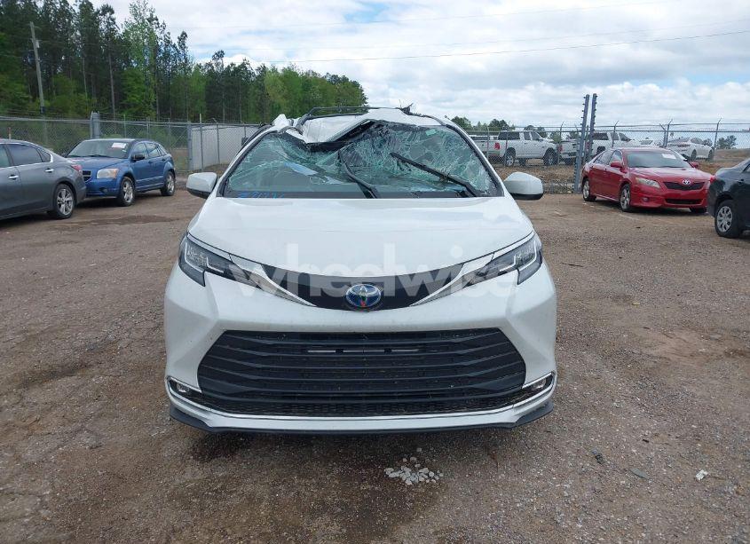 Photo 12 of 2023 Toyota Sienna XLE (VIN 5TDYRKECXPS153791)