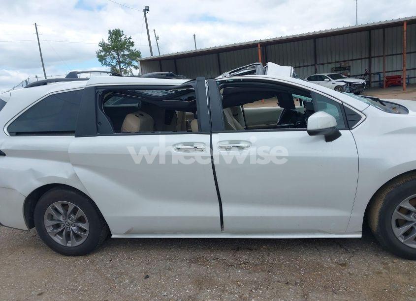 Photo 13 of 2023 Toyota Sienna XLE (VIN 5TDYRKECXPS153791)