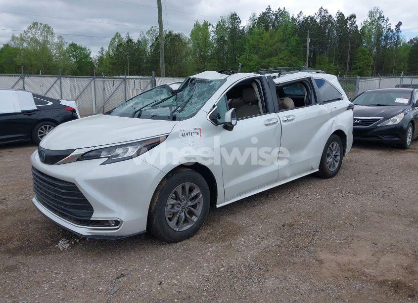 Photo 2 of 2023 Toyota Sienna XLE (VIN 5TDYRKECXPS153791)