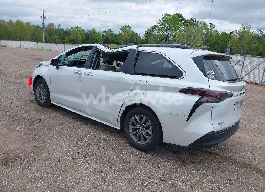 Photo 3 of 2023 Toyota Sienna XLE (VIN 5TDYRKECXPS153791)