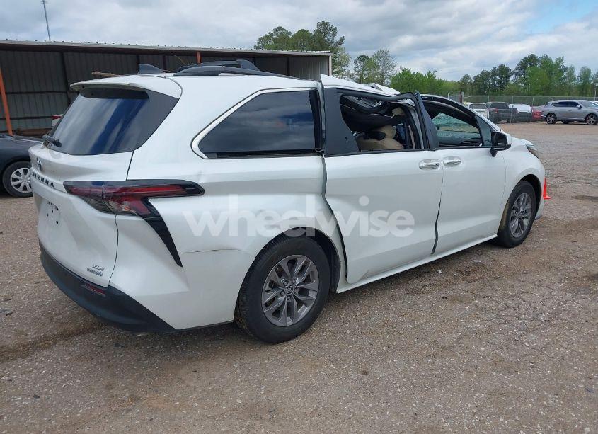 Photo 4 of 2023 Toyota Sienna XLE (VIN 5TDYRKECXPS153791)