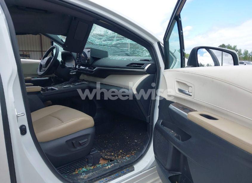 Photo 5 of 2023 Toyota Sienna XLE (VIN 5TDYRKECXPS153791)