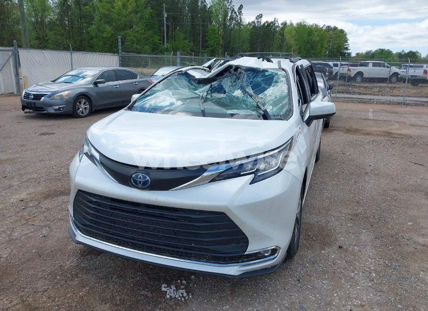 Photo 6 of 2023 Toyota Sienna XLE (VIN 5TDYRKECXPS153791)