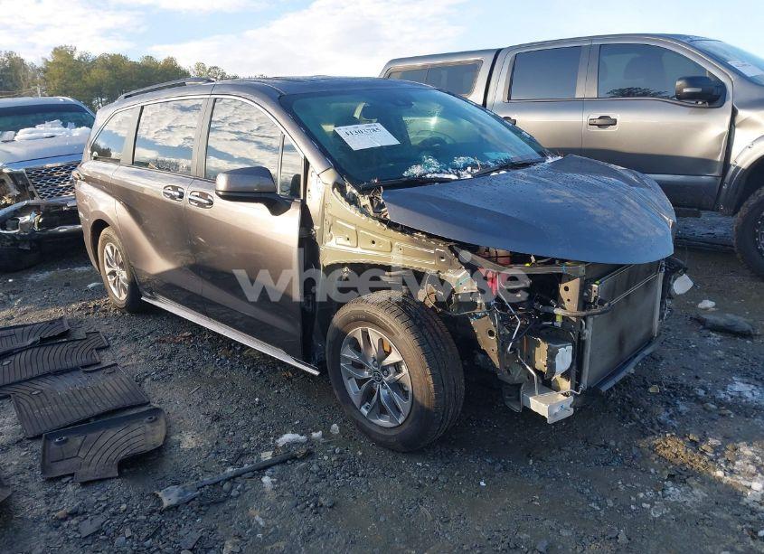 2023 Toyota Sienna XLE (VIN 5TDYRKECXPS179002) main photo