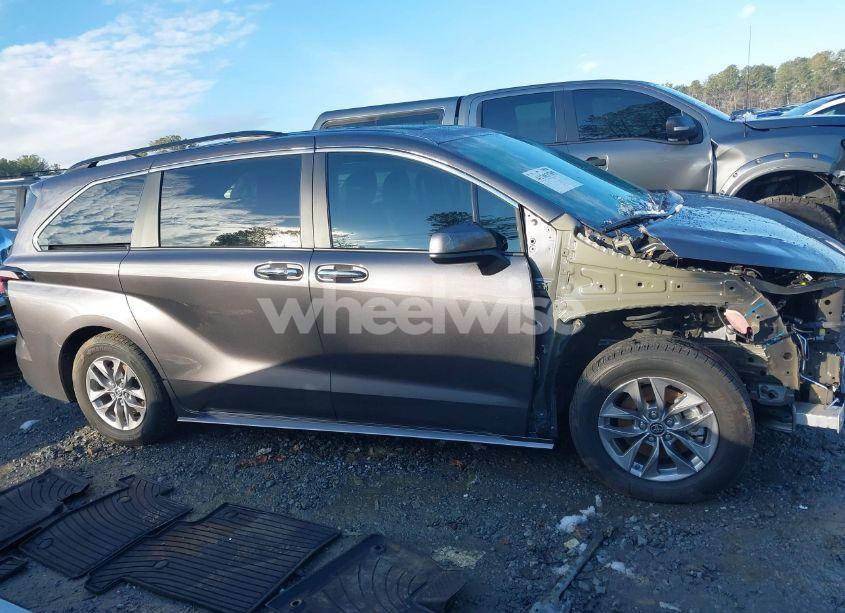 Photo 13 of 2023 Toyota Sienna XLE (VIN 5TDYRKECXPS179002)