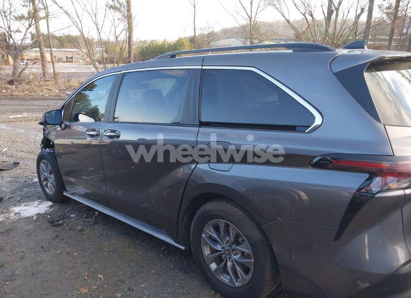 Photo 14 of 2023 Toyota Sienna XLE (VIN 5TDYRKECXPS179002)