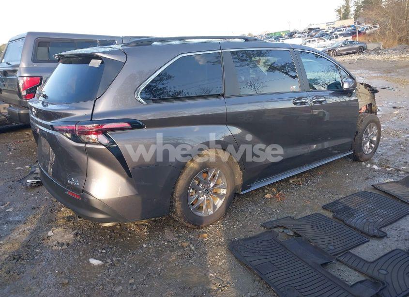 Photo 4 of 2023 Toyota Sienna XLE (VIN 5TDYRKECXPS179002)