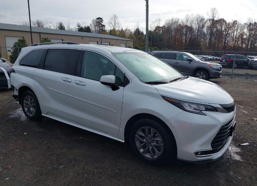 2022 Toyota Sienna XLE (VIN 5TDYSKFC0NS049181) main photo