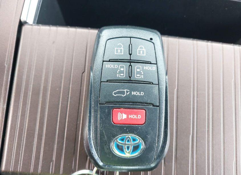 Photo 11 of 2022 Toyota Sienna XLE (VIN 5TDYSKFC0NS049181)