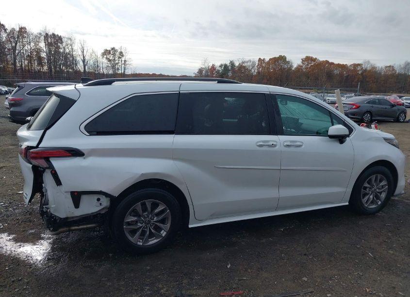 Photo 14 of 2022 Toyota Sienna XLE (VIN 5TDYSKFC0NS049181)