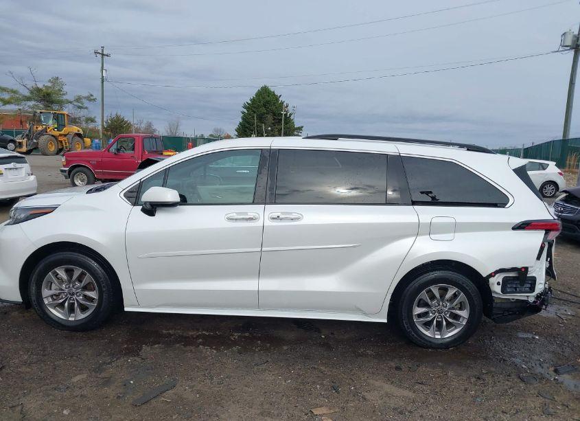 Photo 15 of 2022 Toyota Sienna XLE (VIN 5TDYSKFC0NS049181)