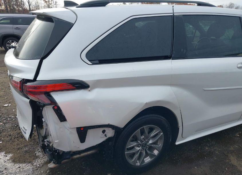 Photo 18 of 2022 Toyota Sienna XLE (VIN 5TDYSKFC0NS049181)