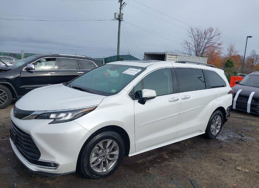 Photo 2 of 2022 Toyota Sienna XLE (VIN 5TDYSKFC0NS049181)