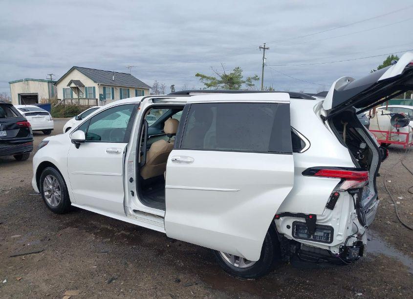 Photo 3 of 2022 Toyota Sienna XLE (VIN 5TDYSKFC0NS049181)