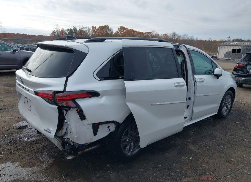 Photo 4 of 2022 Toyota Sienna XLE (VIN 5TDYSKFC0NS049181)