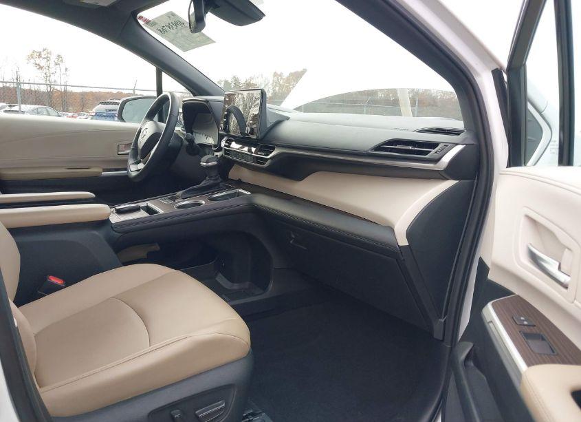 Photo 5 of 2022 Toyota Sienna XLE (VIN 5TDYSKFC0NS049181)