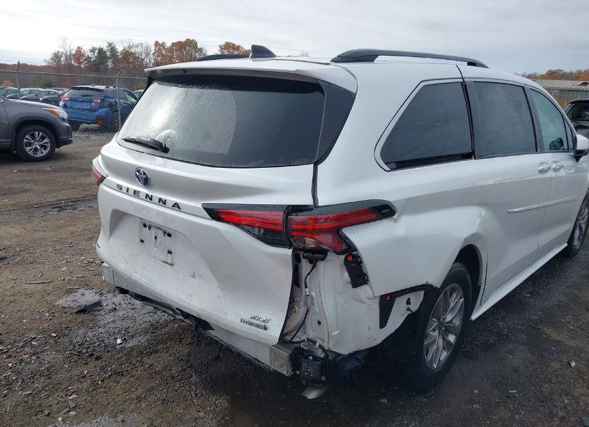 Photo 6 of 2022 Toyota Sienna XLE (VIN 5TDYSKFC0NS049181)