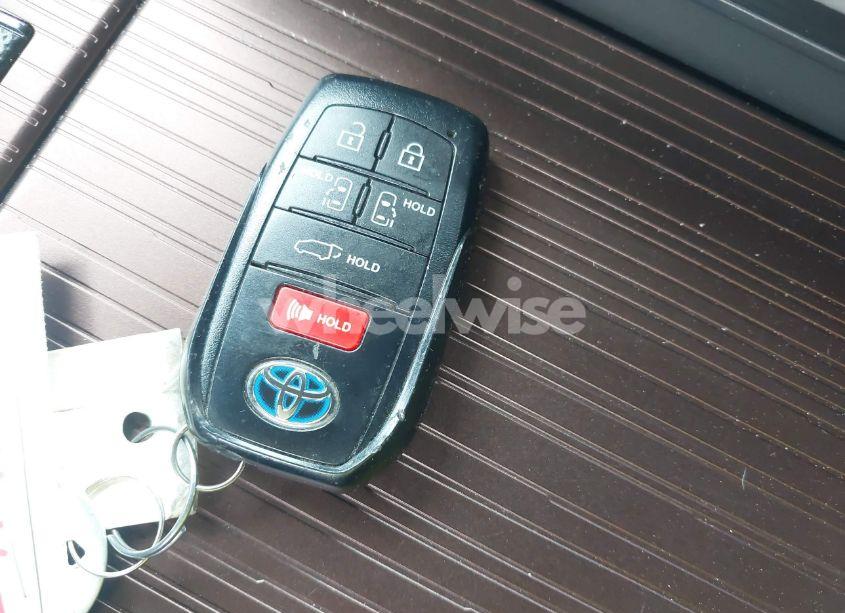 Photo 11 of 2022 Toyota Sienna XLE (VIN 5TDYSKFC0NS049827)