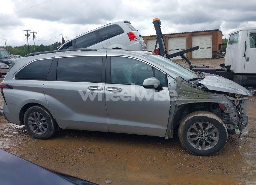 Photo 13 of 2022 Toyota Sienna XLE (VIN 5TDYSKFC0NS049827)