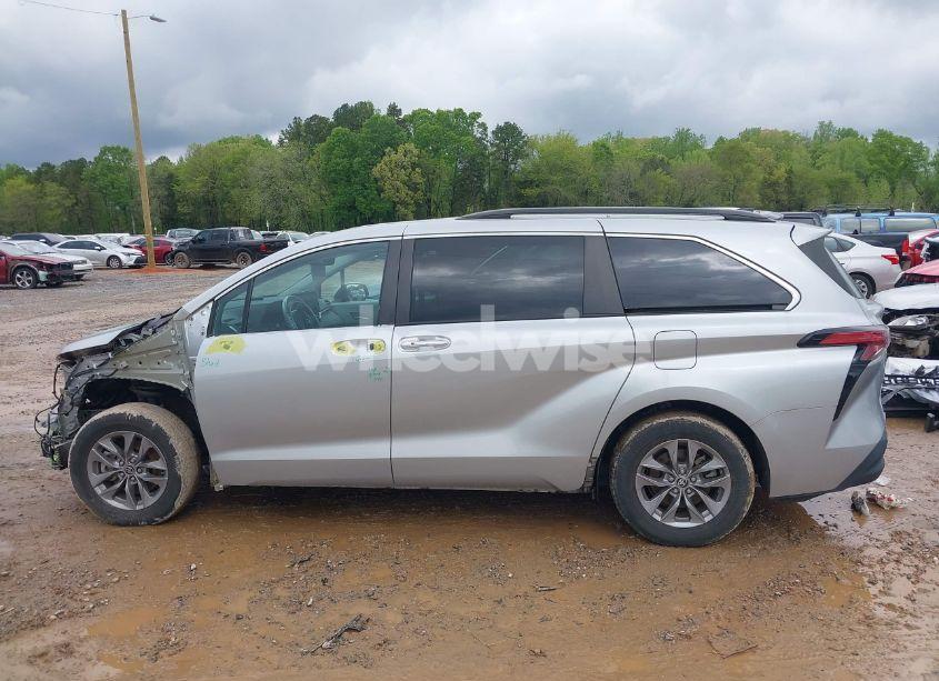 Photo 14 of 2022 Toyota Sienna XLE (VIN 5TDYSKFC0NS049827)