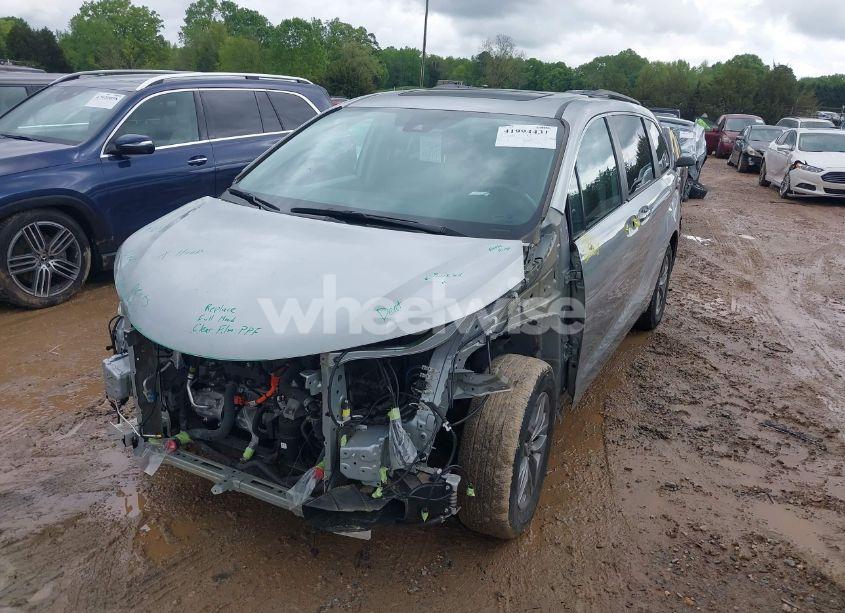 Photo 2 of 2022 Toyota Sienna XLE (VIN 5TDYSKFC0NS049827)