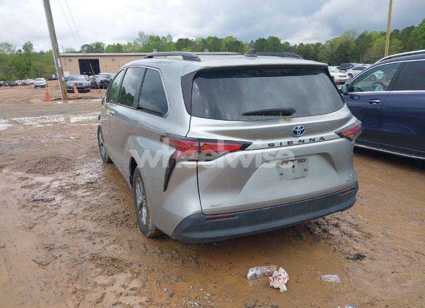 Photo 3 of 2022 Toyota Sienna XLE (VIN 5TDYSKFC0NS049827)