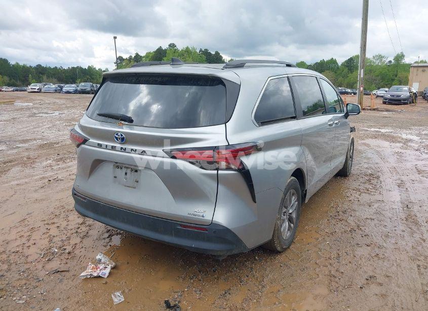 Photo 4 of 2022 Toyota Sienna XLE (VIN 5TDYSKFC0NS049827)