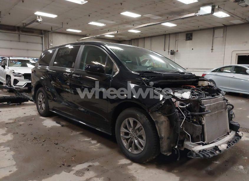 2024 Toyota Sienna XLE (VIN 5TDYSKFC0RS115377) main photo