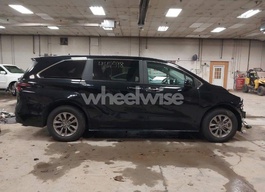 Photo 13 of 2024 Toyota Sienna XLE (VIN 5TDYSKFC0RS115377)