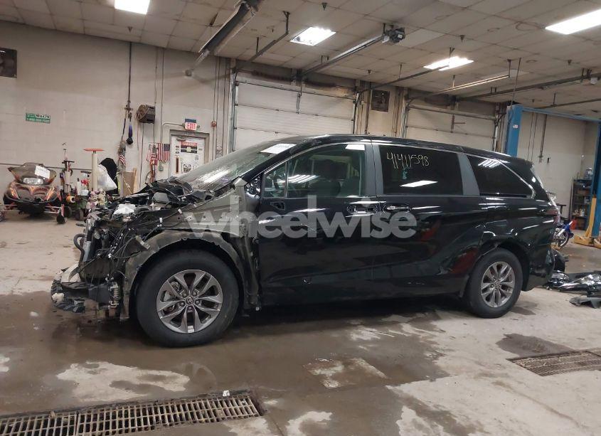 Photo 14 of 2024 Toyota Sienna XLE (VIN 5TDYSKFC0RS115377)