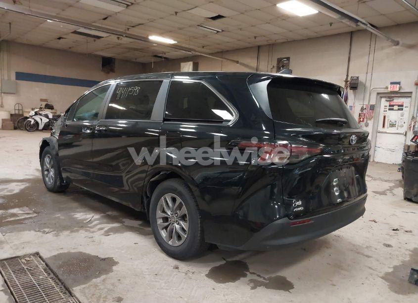 Photo 3 of 2024 Toyota Sienna XLE (VIN 5TDYSKFC0RS115377)