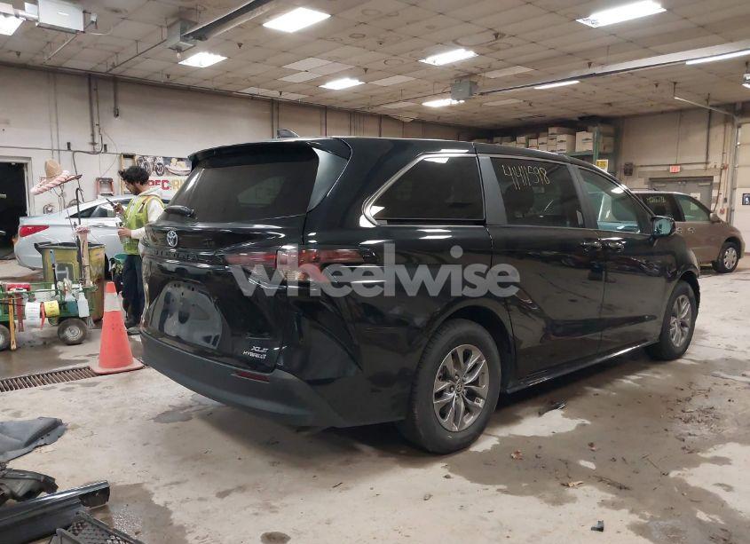 Photo 4 of 2024 Toyota Sienna XLE (VIN 5TDYSKFC0RS115377)