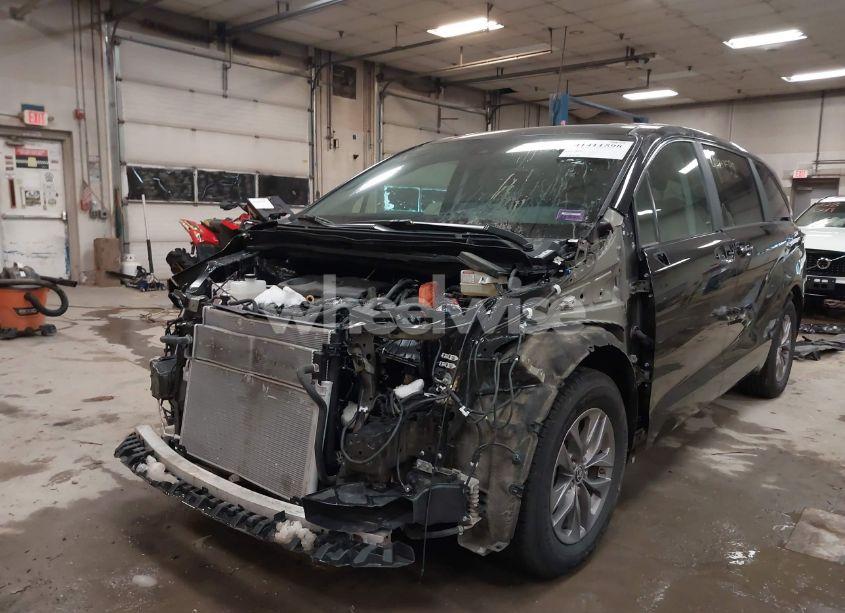 Photo 6 of 2024 Toyota Sienna XLE (VIN 5TDYSKFC0RS115377)