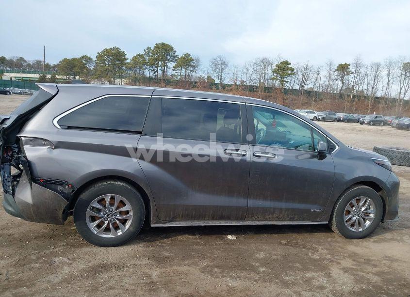 Photo 13 of 2021 Toyota Sienna XLE (VIN 5TDYSKFC1MS003048)