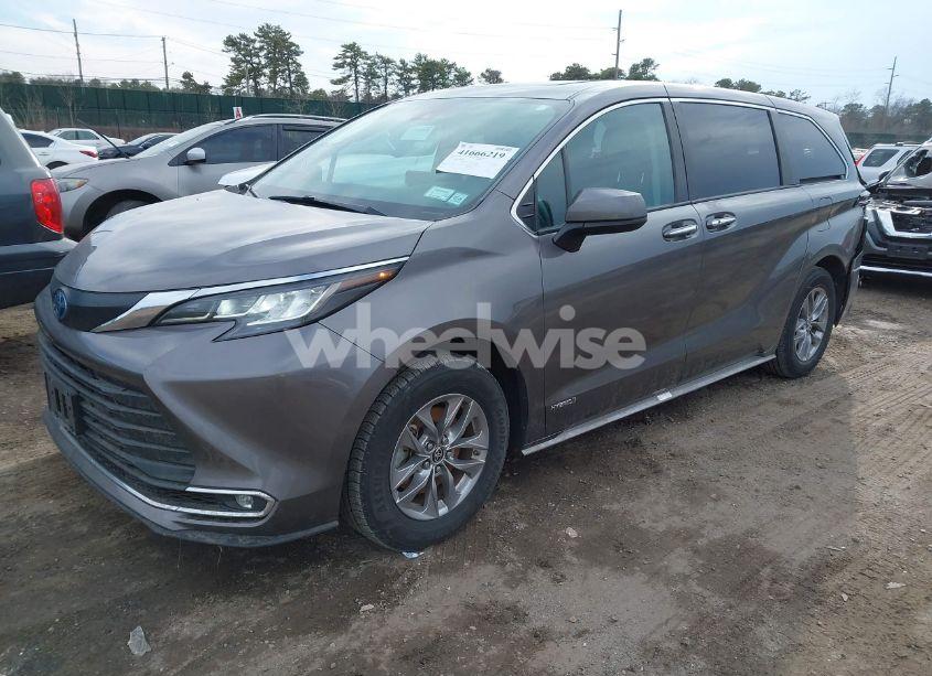 Photo 2 of 2021 Toyota Sienna XLE (VIN 5TDYSKFC1MS003048)