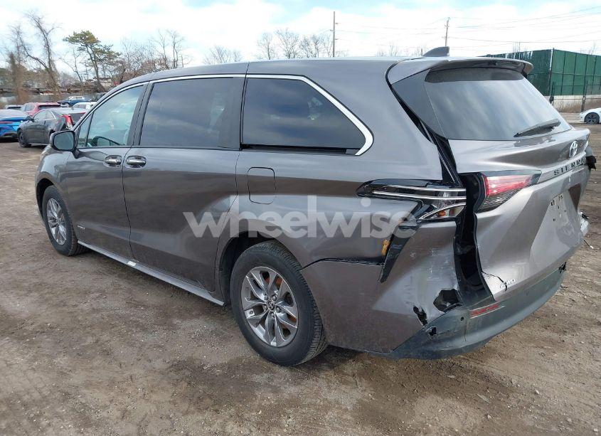 Photo 3 of 2021 Toyota Sienna XLE (VIN 5TDYSKFC1MS003048)