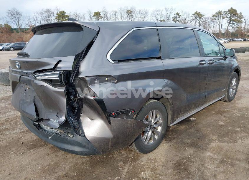 Photo 4 of 2021 Toyota Sienna XLE (VIN 5TDYSKFC1MS003048)