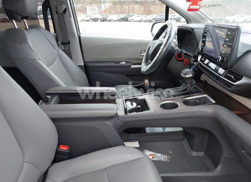 Photo 5 of 2021 Toyota Sienna XLE (VIN 5TDYSKFC1MS003048)
