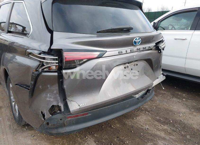 Photo 6 of 2021 Toyota Sienna XLE (VIN 5TDYSKFC1MS003048)