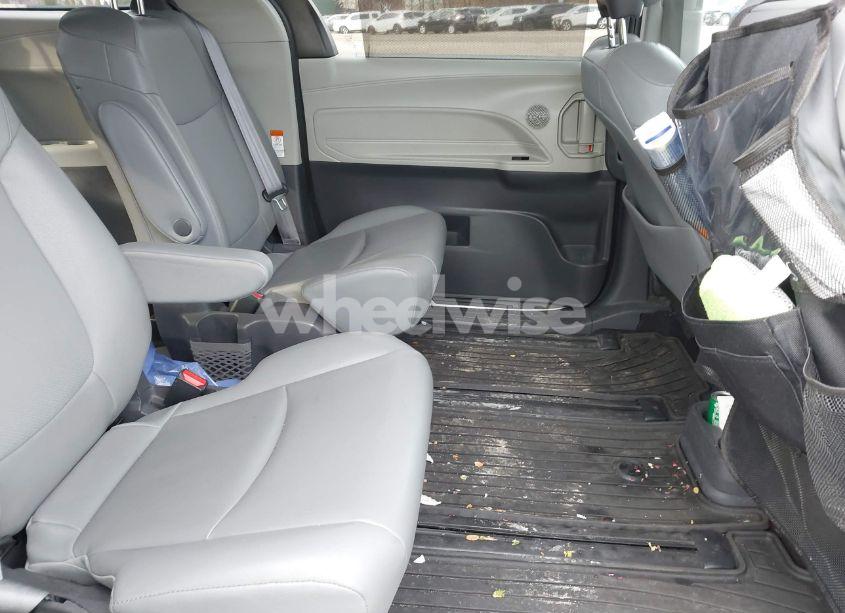 Photo 8 of 2021 Toyota Sienna XLE (VIN 5TDYSKFC1MS003048)