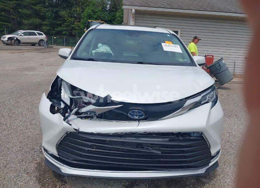 Photo 12 of 2023 Toyota Sienna XLE (VIN 5TDYSKFC1PS078997)