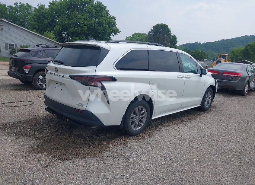 Photo 4 of 2023 Toyota Sienna XLE (VIN 5TDYSKFC1PS078997)