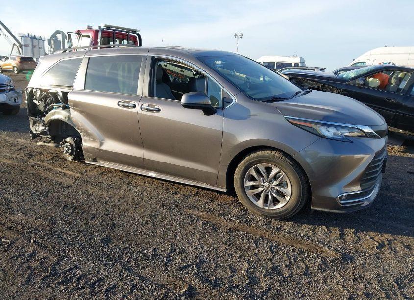 2022 Toyota Sienna XLE (VIN 5TDYSKFC2NS059016) main photo