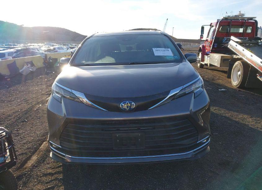 Photo 12 of 2022 Toyota Sienna XLE (VIN 5TDYSKFC2NS059016)