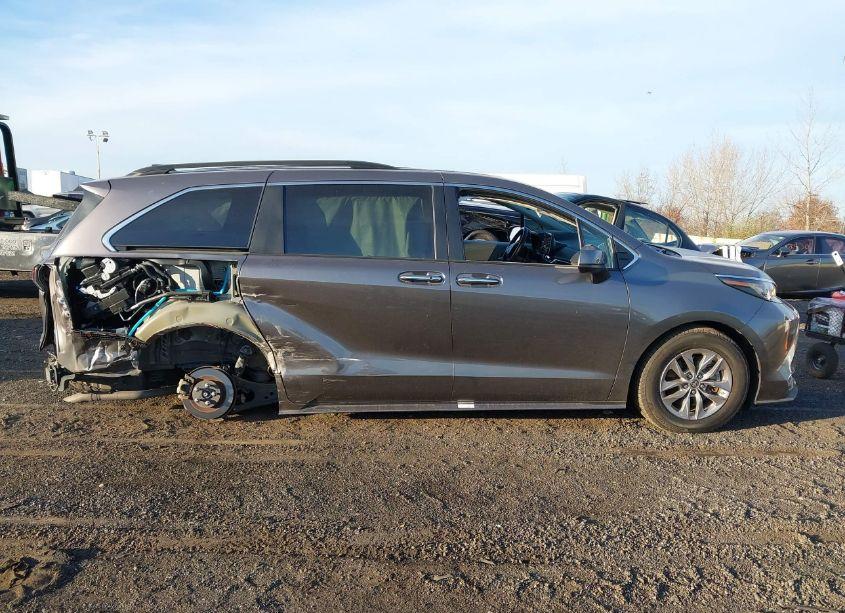 Photo 13 of 2022 Toyota Sienna XLE (VIN 5TDYSKFC2NS059016)