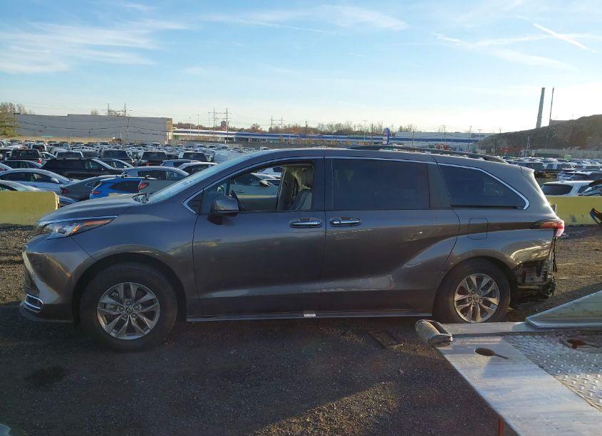 Photo 14 of 2022 Toyota Sienna XLE (VIN 5TDYSKFC2NS059016)