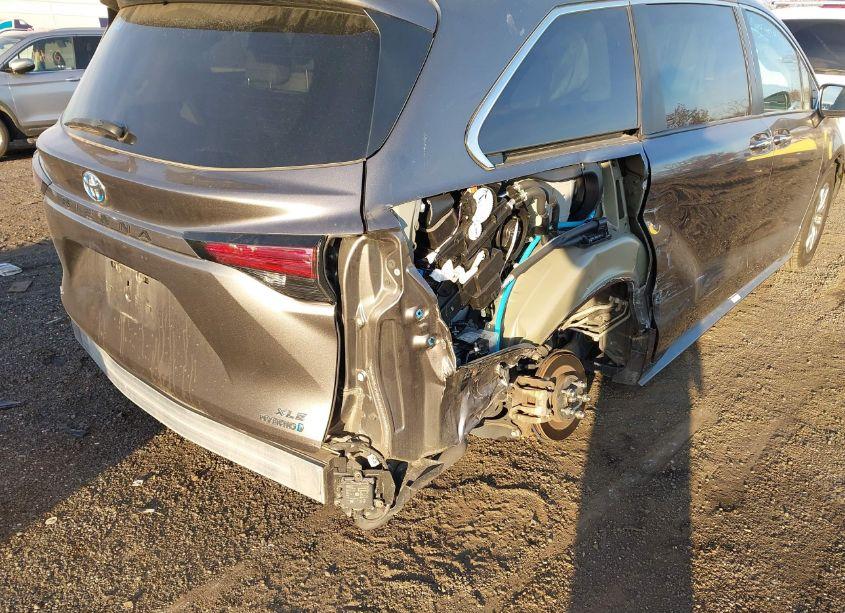 Photo 17 of 2022 Toyota Sienna XLE (VIN 5TDYSKFC2NS059016)